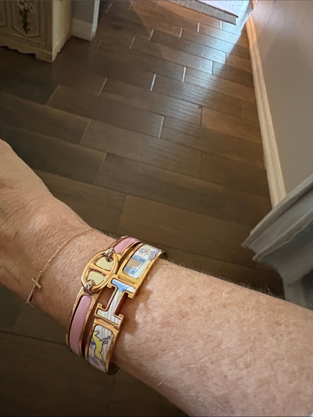 Hermes enamel PM H-clic bracelet in pastel pink, yellow and blue, rose gold - Picture 3 of 15